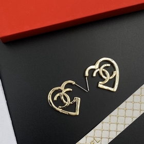 CHANEL Chanel Серьги-гвоздики с вырезанными буквами сердечками Та