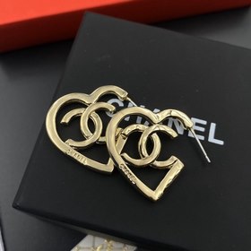 CHANEL Chanel Серьги-гвоздики с вырезанными буквами сердечками Та