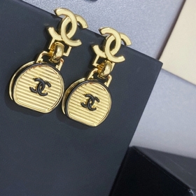 CHANEL Сережки-гвоздики с объемными буквами черной окантовкой 36
