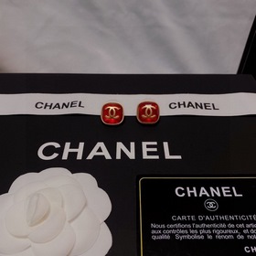 CHANEL Красные серьги Эти серьги в стиле Chanel отличаются особой