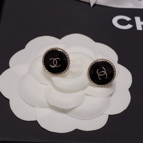 Chanel маленькие серьги-гвоздики с двойным C классическая и униве