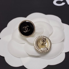 Chanel маленькие серьги-гвоздики с двойным C классическая и униве