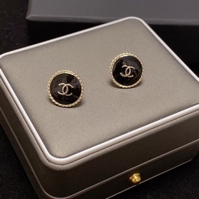 Chanel маленькие серьги-гвоздики с двойным C классическая и униве