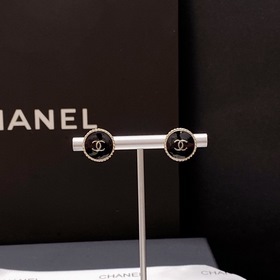 Chanel маленькие серьги-гвоздики с двойным C классическая и униве