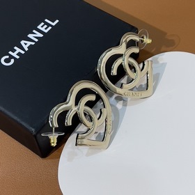 Серьги в форме сердца от CHANEL