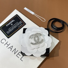 CHANEL Простая и стильная брошь CC Новая брошь CC Упорядоченная и