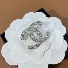 CHANEL Простая и стильная брошь CC Новая брошь CC Упорядоченная и
