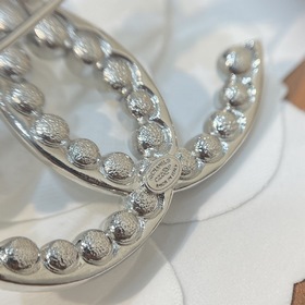 CHANEL Простая и стильная брошь CC Новая брошь CC Упорядоченная и