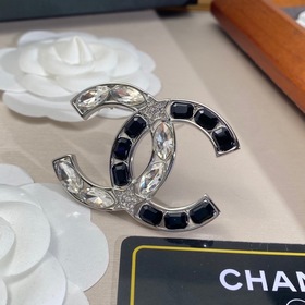 Chanel Новая модель брошиз черного хрусталя с контрастными цветам