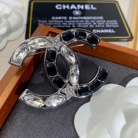 Chanel Новая модель брошиз черного хрусталя с контрастными цветам