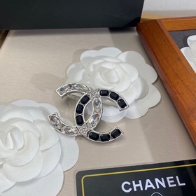 Chanel Новая модель брошиз черного хрусталя с контрастными цветам