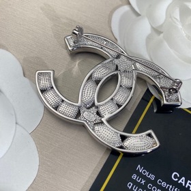 Chanel Новая модель брошиз черного хрусталя с контрастными цветам