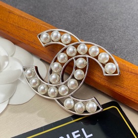 Брошь Chanel с жемчугом   Реальный товар выглядит великолепно.