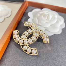 Брошь Chanel с жемчугом   Реальный товар выглядит великолепно.