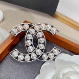 Брошь Chanel с жемчугом   Реальный товар выглядит великолепно.