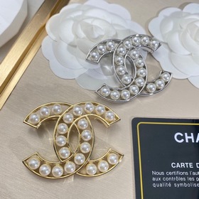 Брошь Chanel с жемчугом   Реальный товар выглядит великолепно.