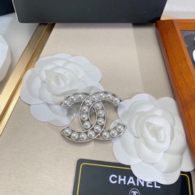 Брошь Chanel с жемчугом   Реальный товар выглядит великолепно.