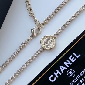 CHANEL Ожерелье с двойным символом «C» и круглыми кристаллами Оже