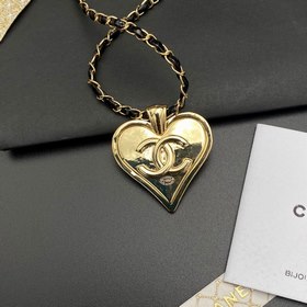 Chanel Кожаный колье сердечком Новое кожаное ожерелье Chanel с б