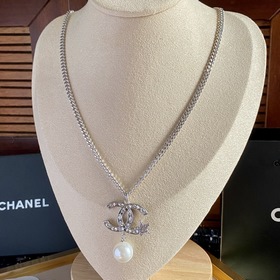 CHANEL Ожерелье с жемчугом и двойным C Это колье было изготовлено