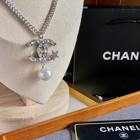 CHANEL Ожерелье с жемчугом и двойным C Это колье было изготовлено