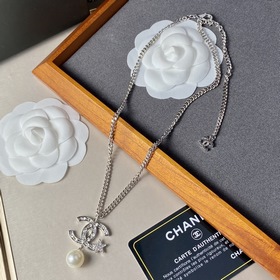 CHANEL Ожерелье с жемчугом и двойным C Это колье было изготовлено