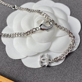 CHANEL Ожерелье с жемчугом и двойным C Это колье было изготовлено