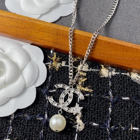 CHANEL Ожерелье с жемчугом и двойным C Это колье было изготовлено