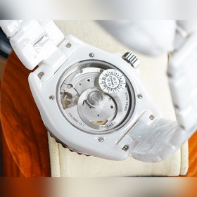 Часы Chanel J12 «20-летие» Оснащены новым механизмом с автоподзав