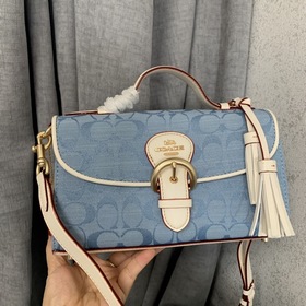 Сумка Coach в ретро-стиле с косой ручкой сочетает французский ба