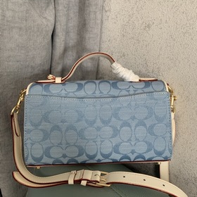 Сумка Coach в ретро-стиле с косой ручкой сочетает французский ба