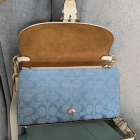 Сумка Coach в ретро-стиле с косой ручкой сочетает французский ба