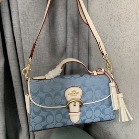 Сумка Coach в ретро-стиле с косой ручкой сочетает французский ба