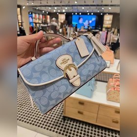 Сумка Coach в ретро-стиле с косой ручкой сочетает французский ба