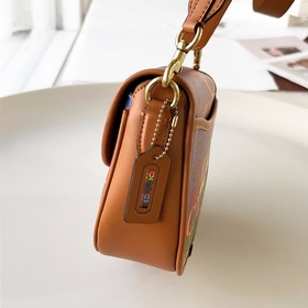 Сумка Coach/Coach Rainbow Retro Saddle Bag с ремнем через плечо Д