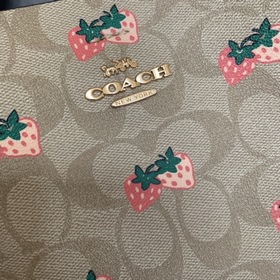 Coach классическая сумка-бакет с клубничным принтом, модель CB602