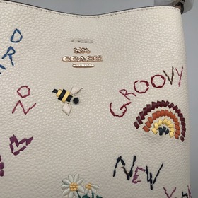 Сумка Coach Town Bucket с вышивкой, модель 8282 Кожа с текстурой 
