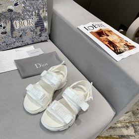 Классическая модель, доступны товары высокого или стандартного ка