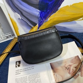 Dior BOBBY – новая модель сумки в стиле ретро для ранней осени Ре