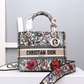 DIOR Lady Dior с вышитыми полевыми цветами в пяти ячейках олицетв