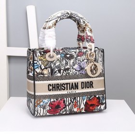 DIOR Lady Dior с вышитыми полевыми цветами в пяти ячейках олицетв