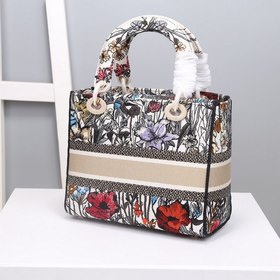 DIOR Lady Dior с вышитыми полевыми цветами в пяти ячейках олицетв