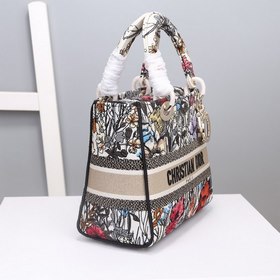 DIOR Lady Dior с вышитыми полевыми цветами в пяти ячейках олицетв