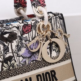 DIOR Lady Dior с вышитыми полевыми цветами в пяти ячейках олицетв