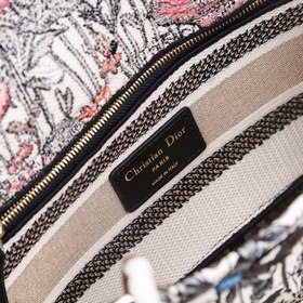 DIOR Lady Dior с вышитыми полевыми цветами в пяти ячейках олицетв