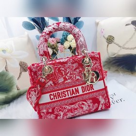 Классическая модель, доступны товары высокого и стандартного каче