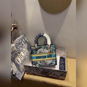 DIOR Lady D-Lite можно носить в руке, на плече или через плечо. П