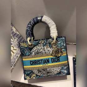 DIOR Lady D-Lite можно носить в руке, на плече или через плечо. П