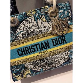 DIOR Lady D-Lite можно носить в руке, на плече или через плечо. П