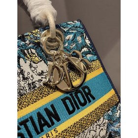 DIOR Lady D-Lite можно носить в руке, на плече или через плечо. П